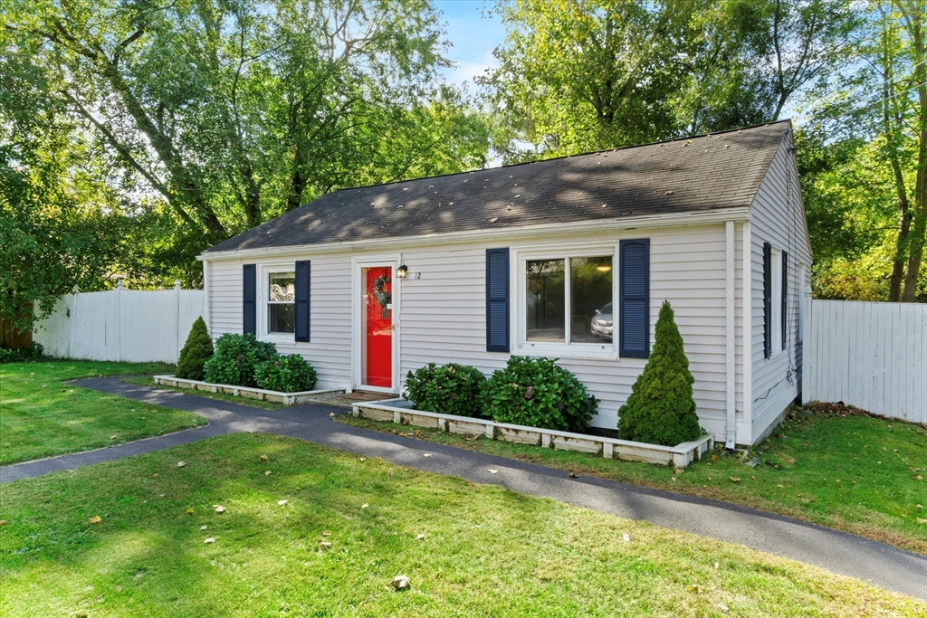 12 Hillcrest Rd, Tewksbury, Massachusetts, 2 Bedrooms Bedrooms, 4 Rooms Rooms,1 BathroomBathrooms,Residential,For Sale,Hillcrest Rd,73453930