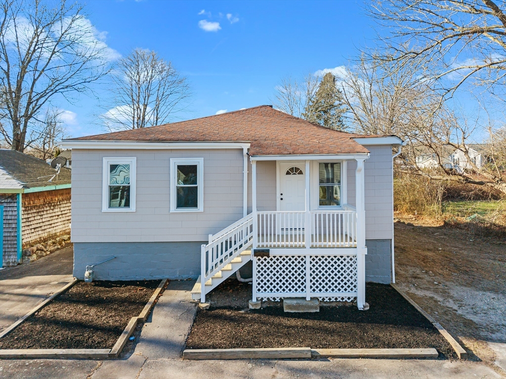 73 Gifford Ave, Dartmouth, Massachusetts, 3 Bedrooms Bedrooms, 6 Rooms Rooms,2 BathroomsBathrooms,Residential,For Sale,Gifford Ave,73461900