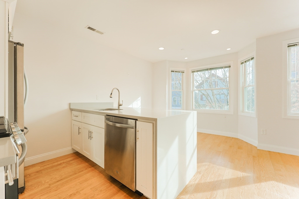 375 Dorchester St., Boston, Massachusetts, 2 Bedrooms Bedrooms, 5 Rooms Rooms,2 BathroomsBathrooms,Residential Lease,For Rent,Dorchester St.,73461958