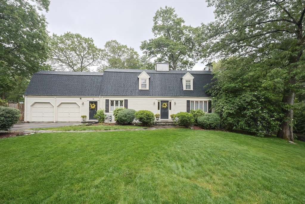 10 Victoria Circle, Norwood, Massachusetts, 5 Bedrooms Bedrooms, 9 Rooms Rooms,3 BathroomsBathrooms,Residential,For Sale,Victoria Circle,73390400