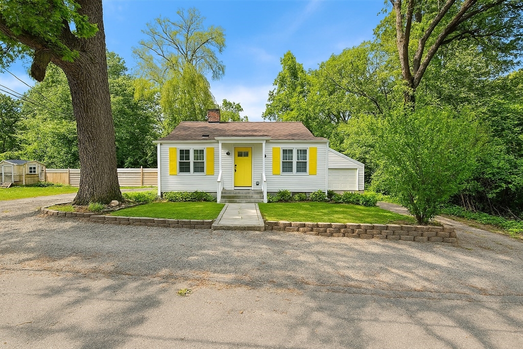 41&39 Indiana Ave, Cumberland, Rhode Island, 2 Bedrooms Bedrooms, 5 Rooms Rooms,1.5 BathroomsBathrooms,Residential,For Sale,Indiana Ave,73454732