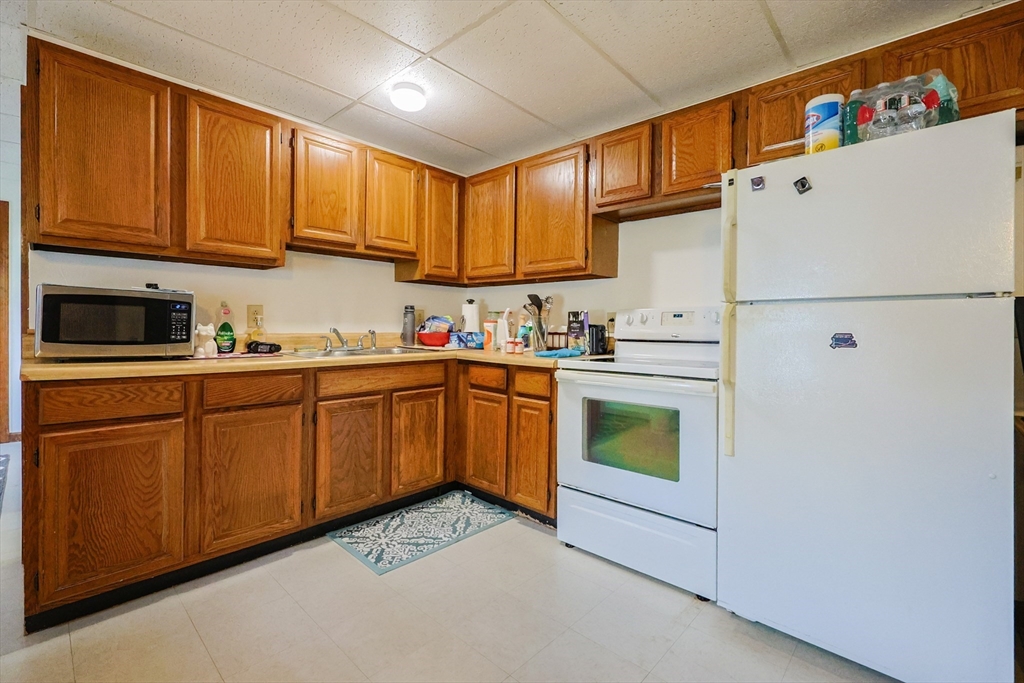 31-33 Leicester Street, Oxford, Massachusetts, 1 Bedroom Bedrooms, 3 Rooms Rooms,1 BathroomBathrooms,Residential Lease,For Rent,Leicester Street,73462343