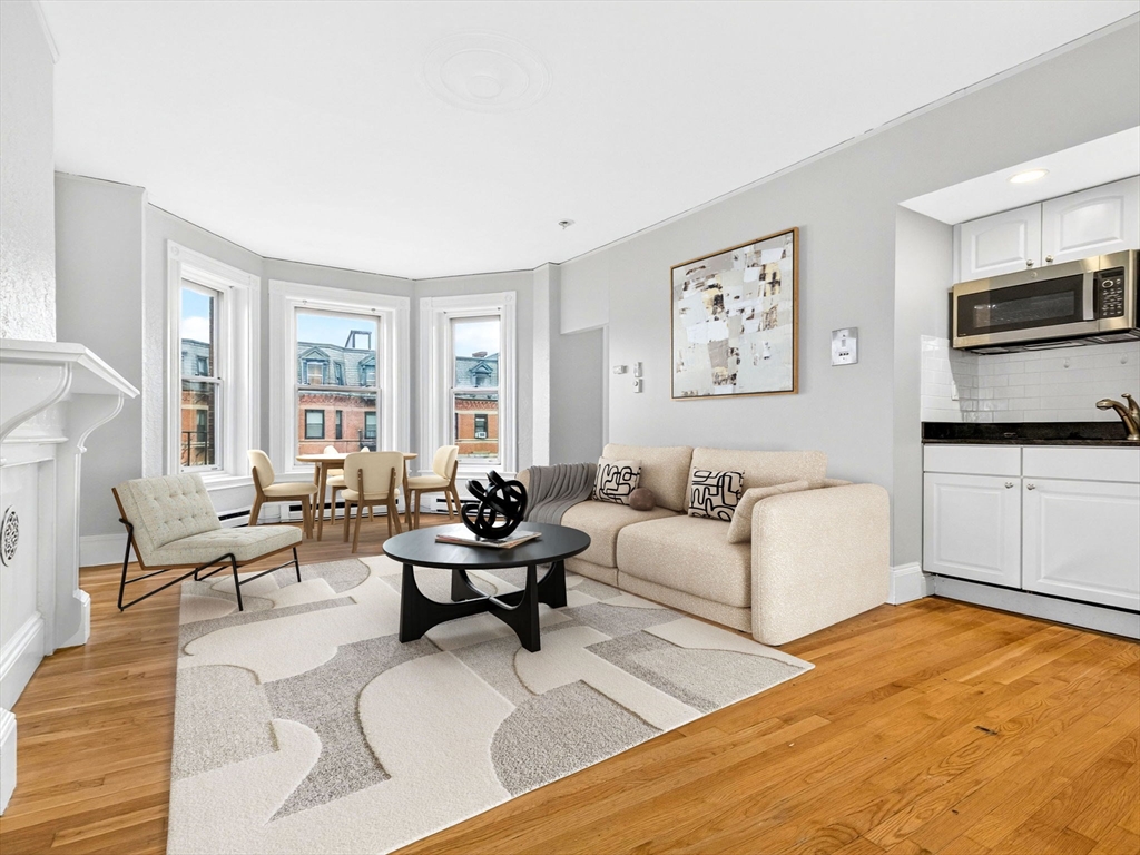 228 Newbury St, Boston, Massachusetts, 1 Bedroom Bedrooms, 3 Rooms Rooms,1 BathroomBathrooms,Residential Lease,For Rent,Newbury St,73462500