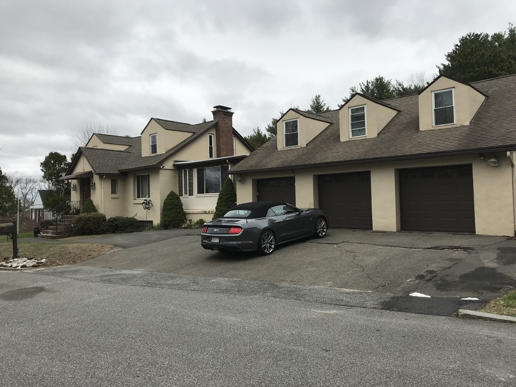 17 Skyridge Ln, Springfield, Massachusetts, 6 Bedrooms Bedrooms, 9 Rooms Rooms,5 BathroomsBathrooms,Residential,For Sale,Skyridge Ln,73359636