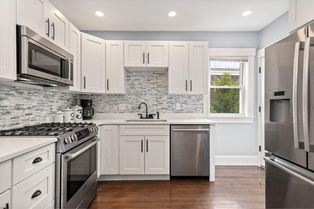 389 Centre St, Boston, Massachusetts, 3 Bedrooms Bedrooms, 4 Rooms Rooms,1 BathroomBathrooms,Residential Lease,For Rent,Centre St,73462581