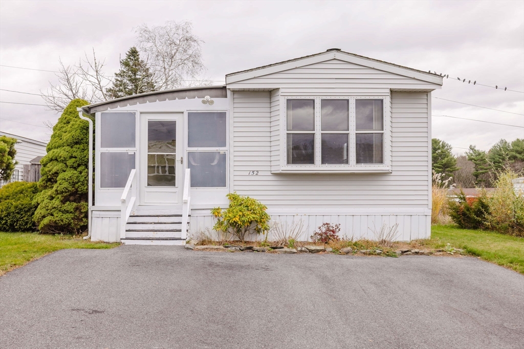 152 Easy St, Raynham, Massachusetts, 2 Bedrooms Bedrooms, 4 Rooms Rooms,1 BathroomBathrooms,Residential,For Sale,Easy St,73455124