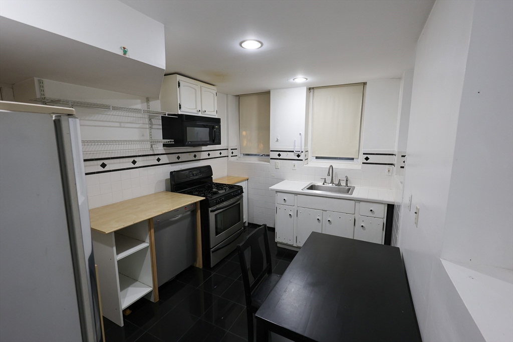 235 Savin Hill Avenue, Boston, Massachusetts, 1 Bedroom Bedrooms, 3 Rooms Rooms,1 BathroomBathrooms,Residential Lease,For Rent,Savin Hill Avenue,73462631