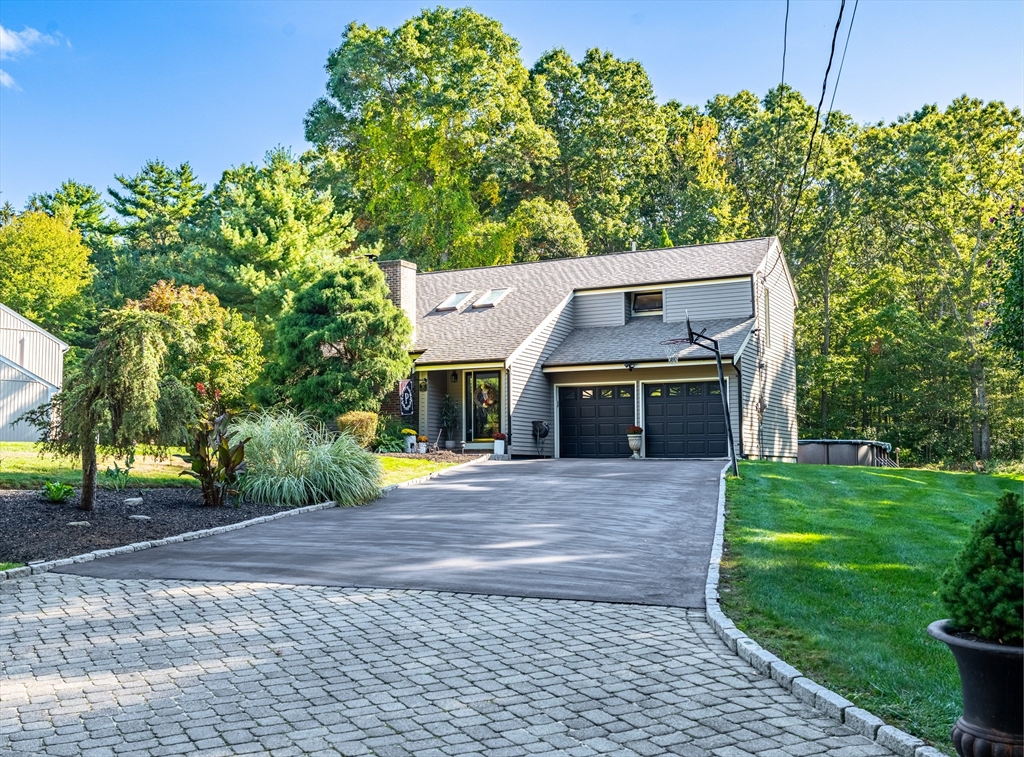 10 Quaker Ln, Swansea, Massachusetts, 3 Bedrooms Bedrooms, 6 Rooms Rooms,2 BathroomsBathrooms,Residential,For Sale,Quaker Ln,73438337