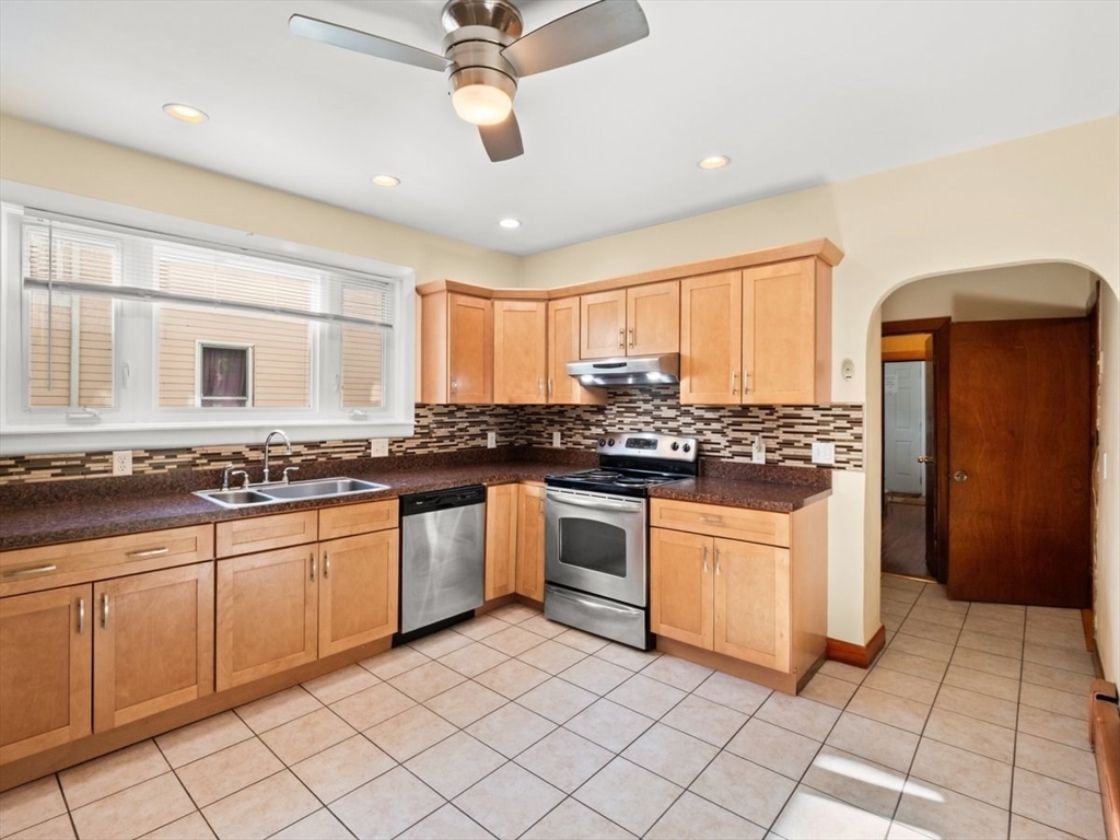 492 Metropolitan Ave, Boston, Massachusetts, 4 Bedrooms Bedrooms, 10 Rooms Rooms,2 BathroomsBathrooms,Residential Income,For Sale,Metropolitan Ave,73445643