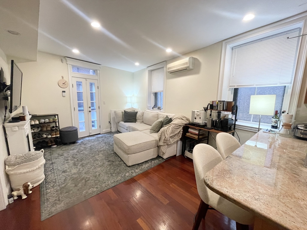 76 West Cedar, Boston, Massachusetts, 2 Bedrooms Bedrooms, 5 Rooms Rooms,1 BathroomBathrooms,Residential Lease,For Rent,West Cedar,73454917
