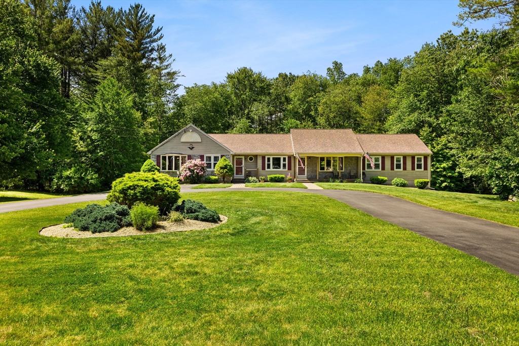 70 Forest Hill Drive, Taunton, Massachusetts, 4 Bedrooms Bedrooms, 10 Rooms Rooms,3 BathroomsBathrooms,Residential,For Sale,Forest Hill Drive,73385885