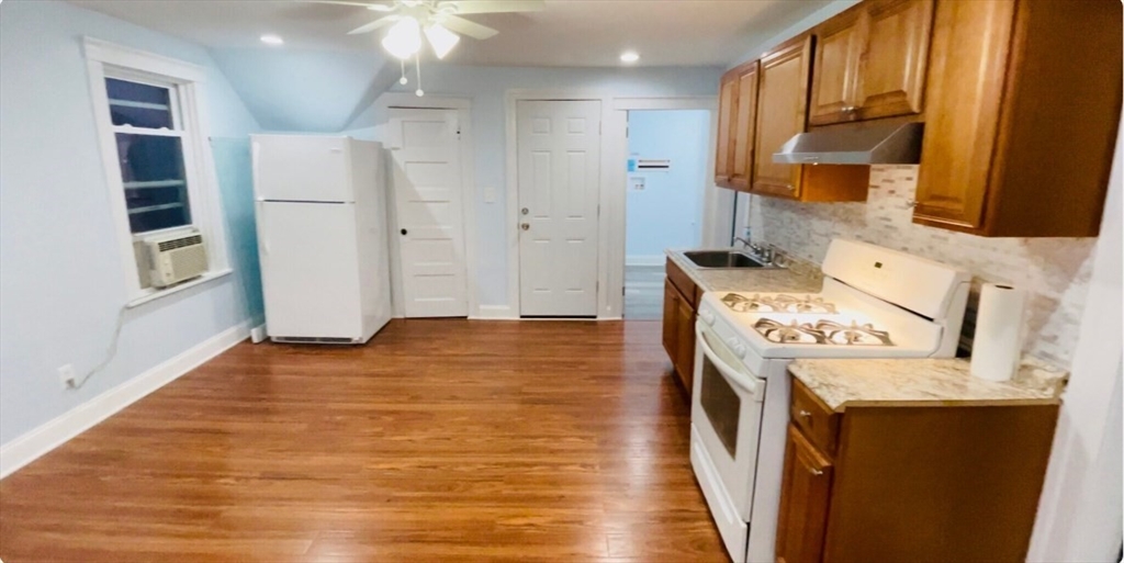 23 Everett Ave, Webster, Massachusetts, 2 Bedrooms Bedrooms, 4 Rooms Rooms,1 BathroomBathrooms,Residential Lease,For Rent,Everett Ave,73462968