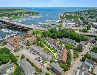 126 Merrimac, Newburyport, Massachusetts, 2 Bedrooms Bedrooms, 5 Rooms Rooms,2.5 BathroomsBathrooms,Residential,For Sale,Merrimac,73458579