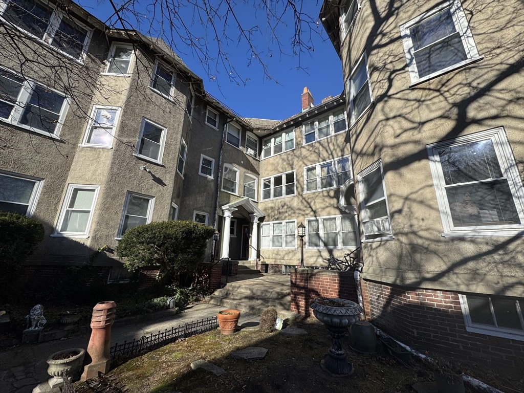 41 Hawthorn St., Cambridge, Massachusetts, 2 Bedrooms Bedrooms, 4 Rooms Rooms,1 BathroomBathrooms,Residential Lease,For Rent,Hawthorn St.,73463143