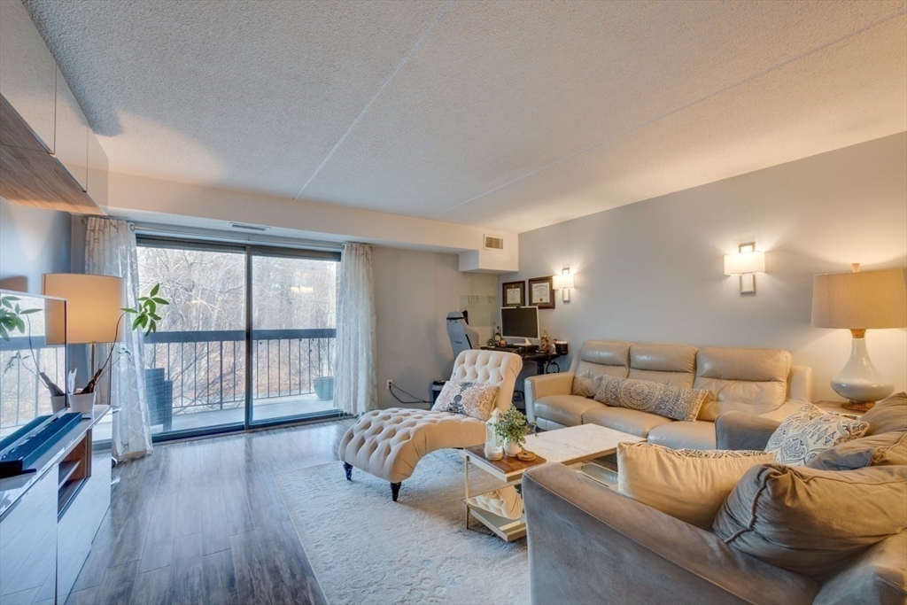 289 Elm St, Medford, Massachusetts, 2 Bedrooms Bedrooms, 5 Rooms Rooms,2 BathroomsBathrooms,Residential,For Sale,Elm St,73389184