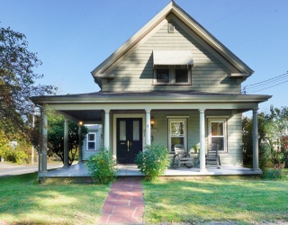 21 Dennis St, Attleboro, Massachusetts, 3 Bedrooms Bedrooms, 8 Rooms Rooms,2 BathroomsBathrooms,Residential Income,For Sale,Dennis St,73444119