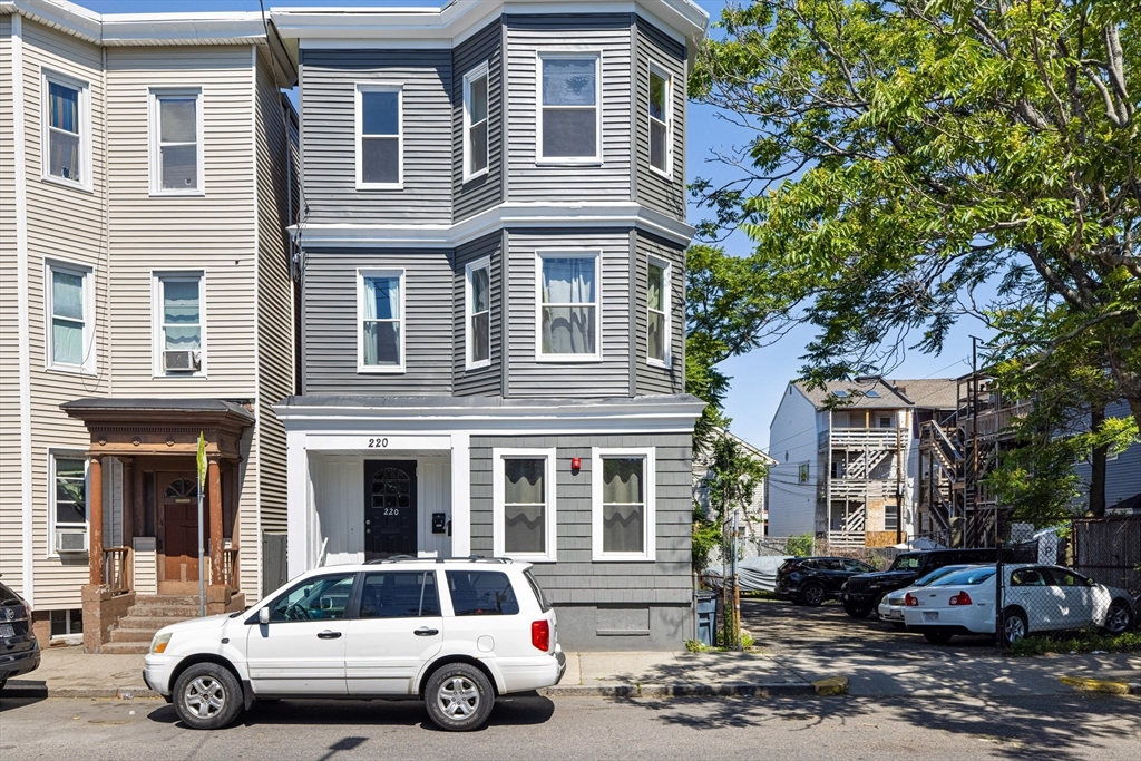 220 Bremen Street, Boston, Massachusetts, 12 Bedrooms Bedrooms, 21 Rooms Rooms,6 BathroomsBathrooms,Residential Income,For Sale,Bremen Street,73426386
