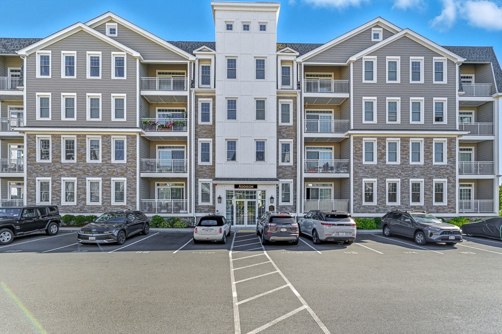 320 Middlesex Ave, Medford, Massachusetts, 2 Bedrooms Bedrooms, 5 Rooms Rooms,2 BathroomsBathrooms,Residential Lease,For Rent,Middlesex Ave,73437094