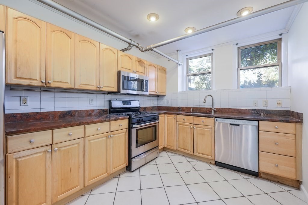 52 Garden St, Cambridge, Massachusetts, 3 Bedrooms Bedrooms, 5 Rooms Rooms,2 BathroomsBathrooms,Residential Lease,For Rent,Garden St,73463312