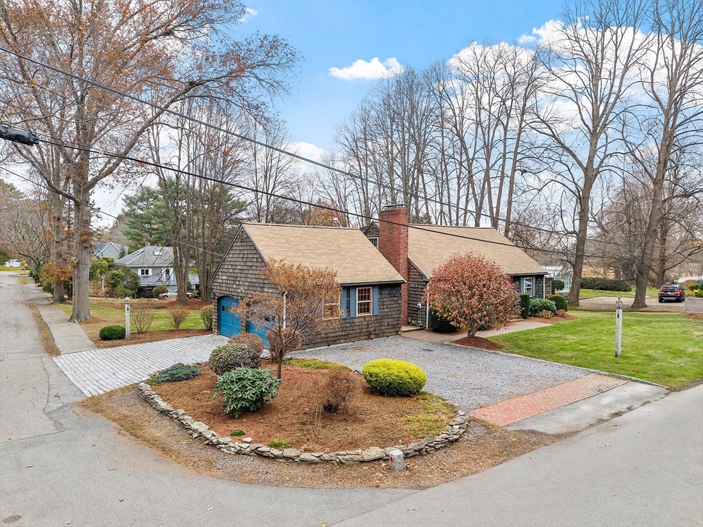 14 Ocean St, Manchester, Massachusetts, 3 Bedrooms Bedrooms, 6 Rooms Rooms,1.5 BathroomsBathrooms,Residential,For Sale,Ocean St,73457251