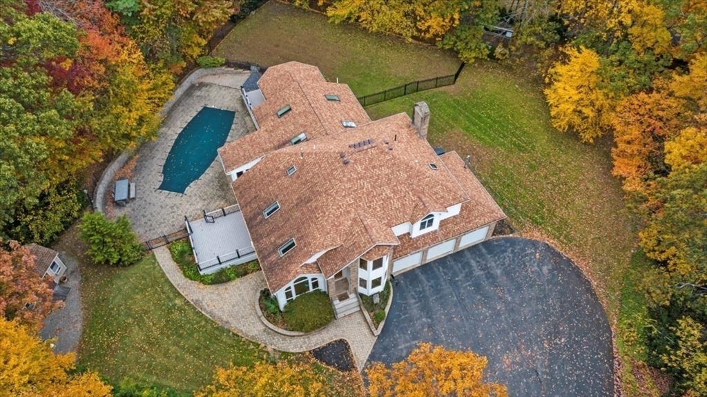 90 Lynnwood Ln, Worcester, Massachusetts, 4 Bedrooms Bedrooms, 9 Rooms Rooms,4 BathroomsBathrooms,Residential,For Sale,Lynnwood Ln,73448291