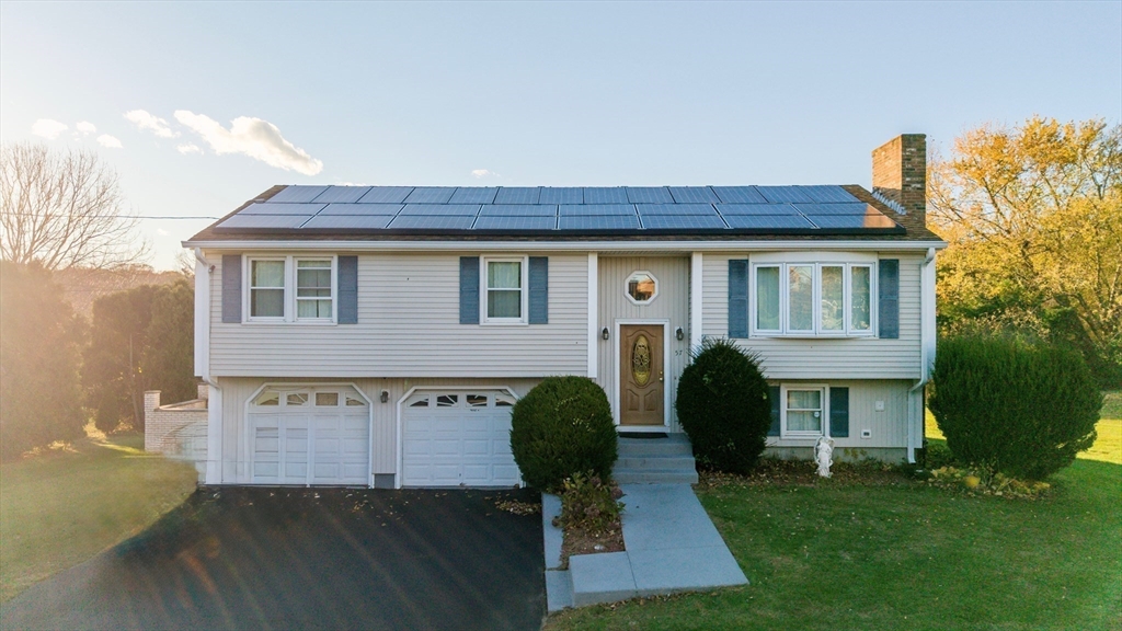 57 Mohawk Drive, Seekonk, Massachusetts, 3 Bedrooms Bedrooms, 6 Rooms Rooms,2 BathroomsBathrooms,Residential,For Sale,Mohawk Drive,73450576