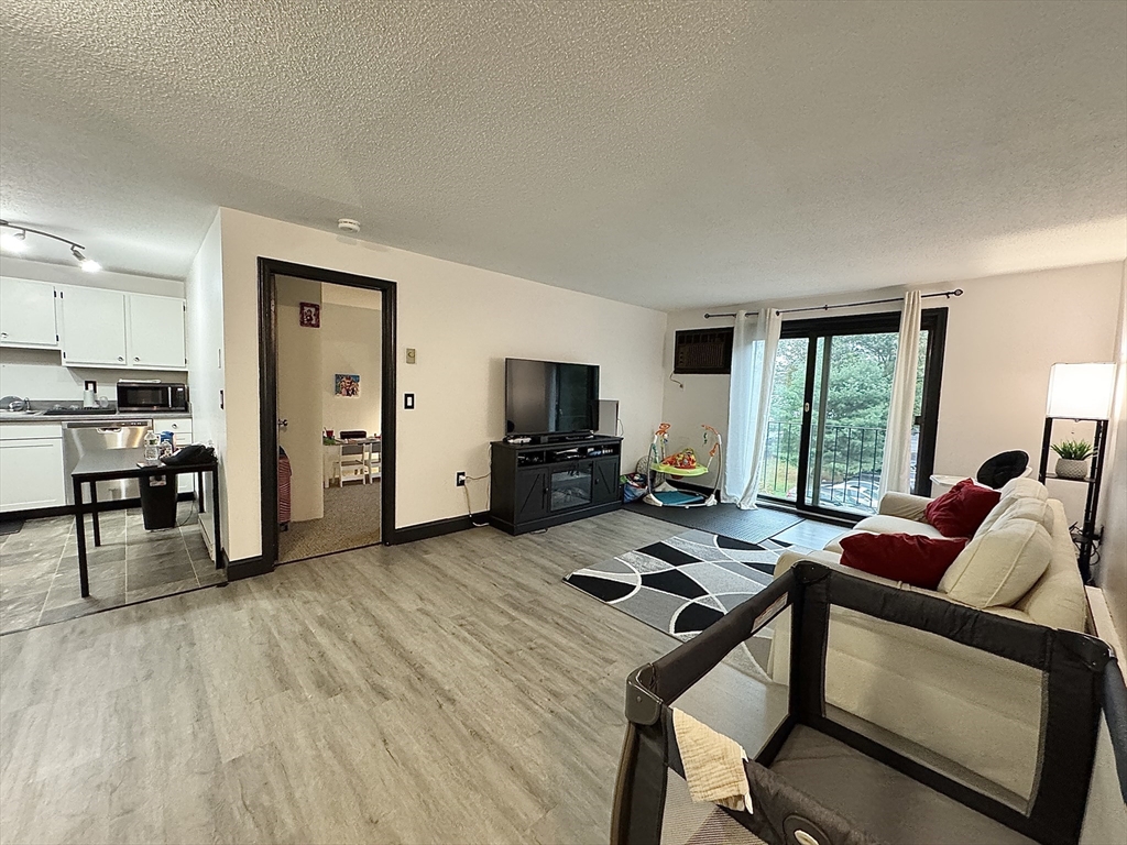 80 Stanton St, Worcester, Massachusetts, 2 Bedrooms Bedrooms, 4 Rooms Rooms,1 BathroomBathrooms,Residential,For Sale,Stanton St,73444184