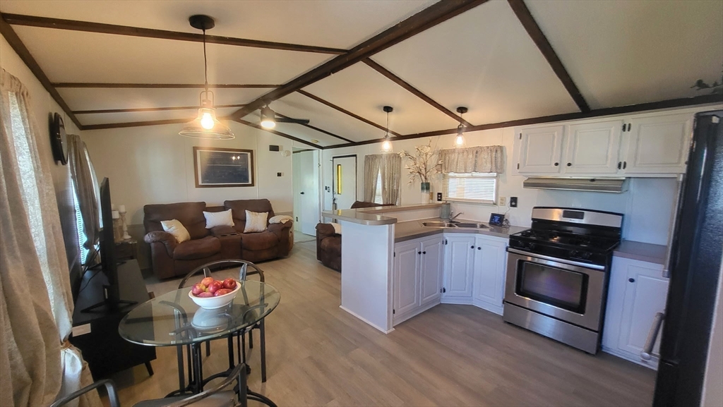 557 Southwest Cutoff, Worcester, Massachusetts, 2 Bedrooms Bedrooms, 4 Rooms Rooms,1 BathroomBathrooms,Residential,For Sale,Southwest Cutoff,73444769