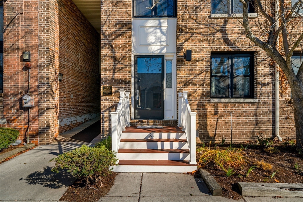 33 Maplewood Avenue, Gloucester, Massachusetts, 2 Bedrooms Bedrooms, 4 Rooms Rooms,1.5 BathroomsBathrooms,Residential,For Sale,Maplewood Avenue,73456470