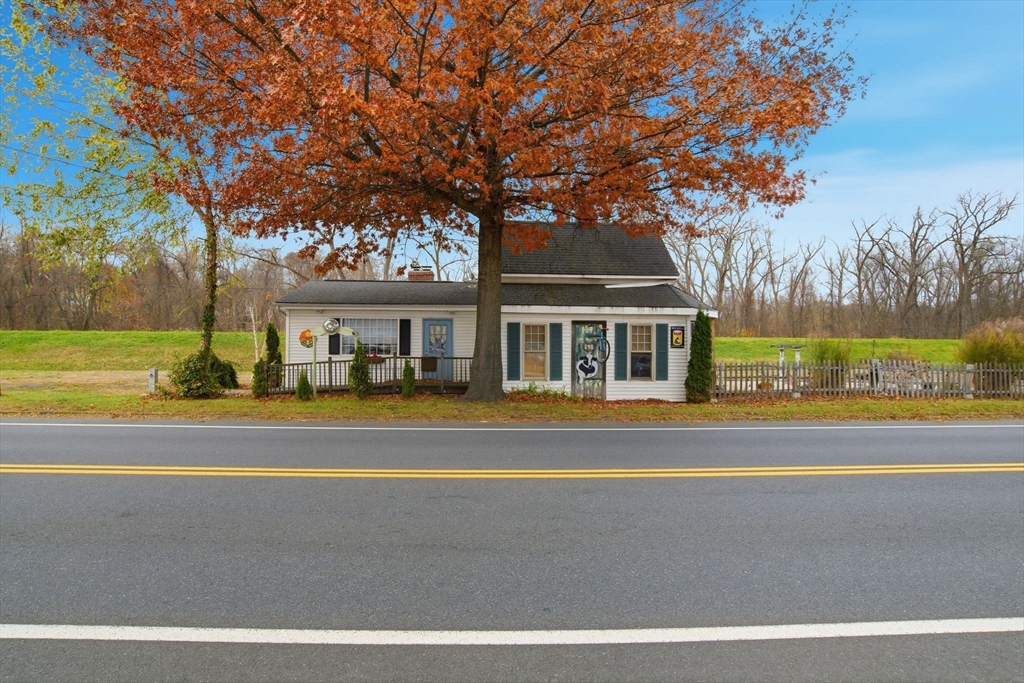 148 River St, West Springfield, Massachusetts, 1 Bedroom Bedrooms, 5 Rooms Rooms,1 BathroomBathrooms,Residential,For Sale,River St,73463564