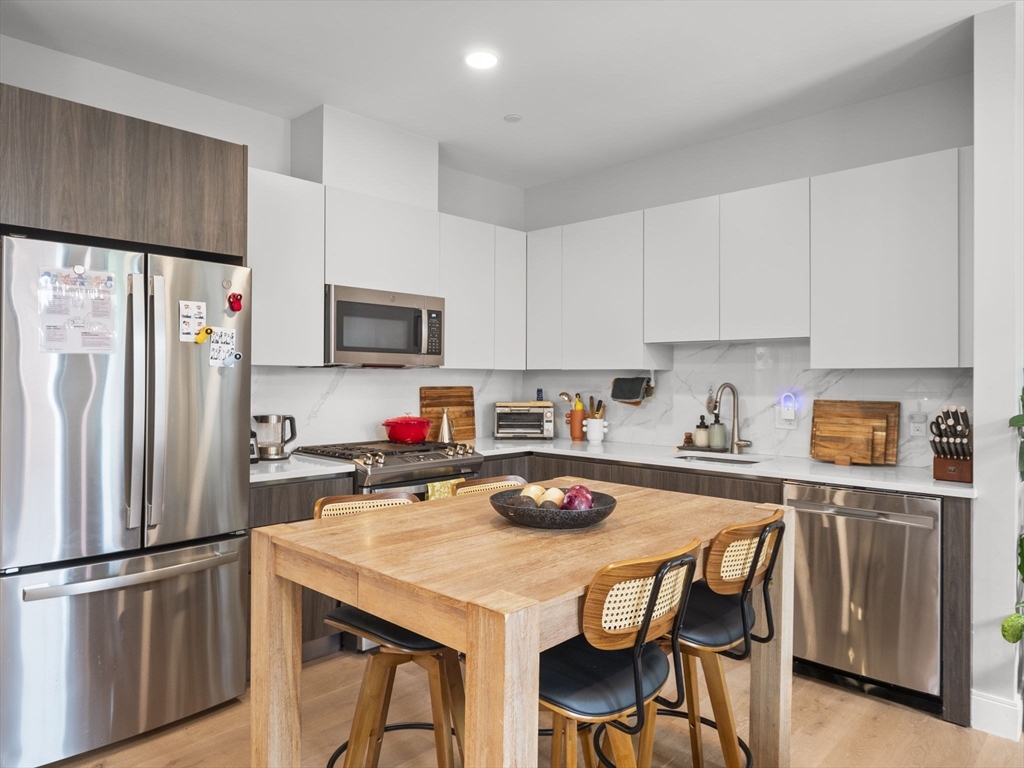 9 Central St, Somerville, Massachusetts, 3 Bedrooms Bedrooms, 7 Rooms Rooms,2 BathroomsBathrooms,Residential Lease,For Rent,Central St,73446030