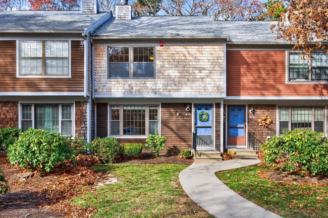 195 Falmouth Rd, Mashpee, Massachusetts, 2 Bedrooms Bedrooms, 4 Rooms Rooms,2.5 BathroomsBathrooms,Residential,For Sale,Falmouth Rd,73463697