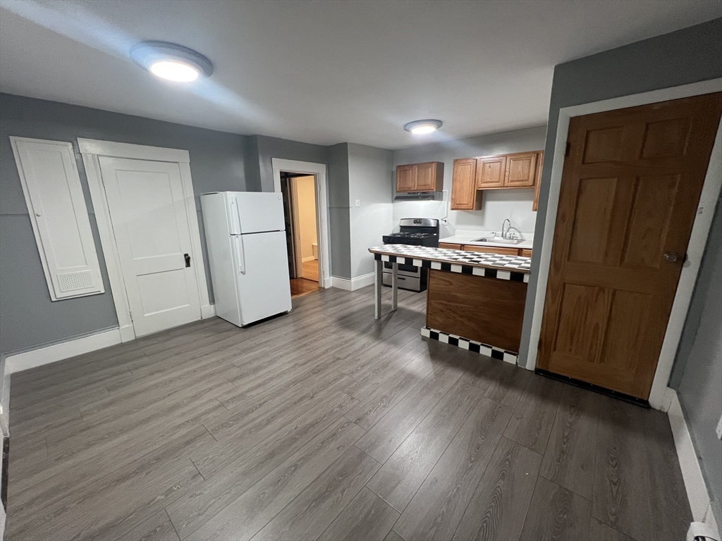 17 Pennsylvania, Somerville, Massachusetts, 1 Bedroom Bedrooms, 4 Rooms Rooms,1 BathroomBathrooms,Residential Lease,For Rent,Pennsylvania,73463721