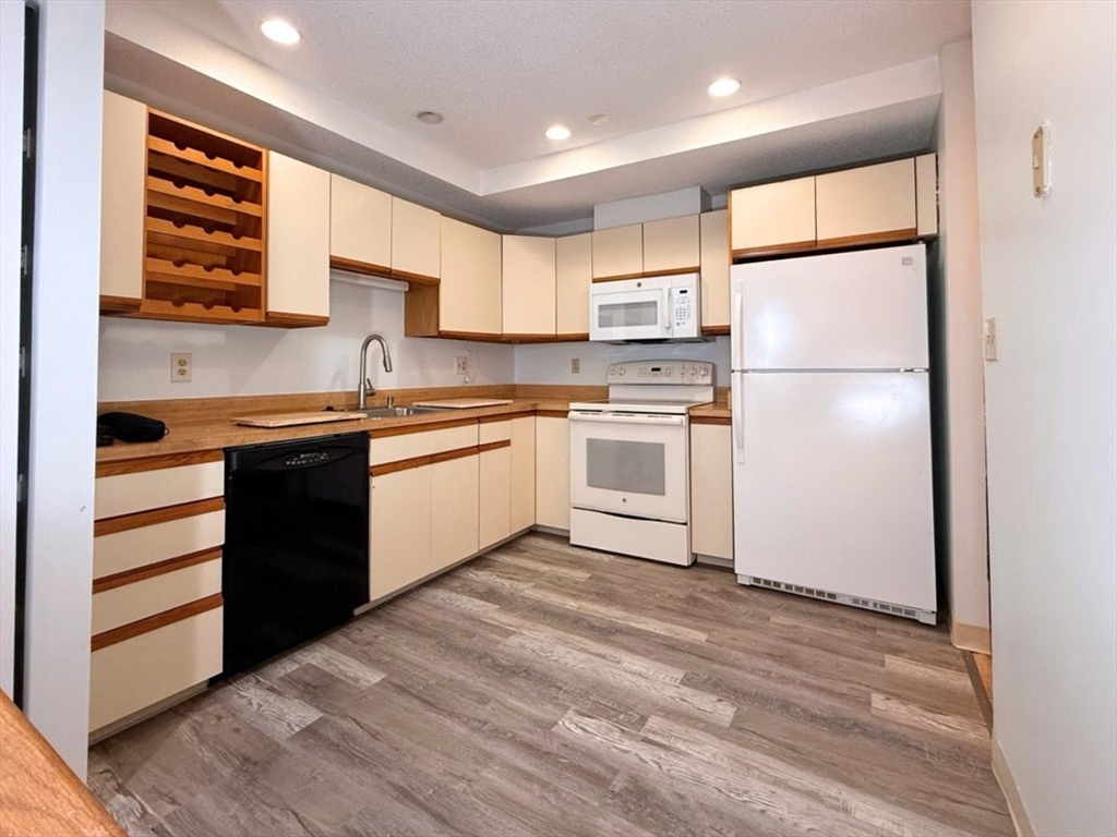 1850 Beacon St, Brookline, Massachusetts, 2 Bedrooms Bedrooms, 4 Rooms Rooms,2 BathroomsBathrooms,Residential Lease,For Rent,Beacon St,73449964