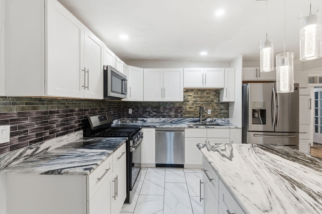 16 Floyd St, Woburn, Massachusetts, 2 Bedrooms Bedrooms, 1 Room Rooms,1 BathroomBathrooms,Residential Lease,For Rent,Floyd St,73463746