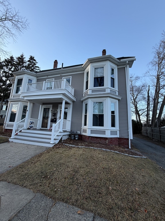 3-5 Locust, Amesbury, Massachusetts, 2 Bedrooms Bedrooms, 5 Rooms Rooms,1 BathroomBathrooms,Residential Lease,For Rent,Locust,73463875
