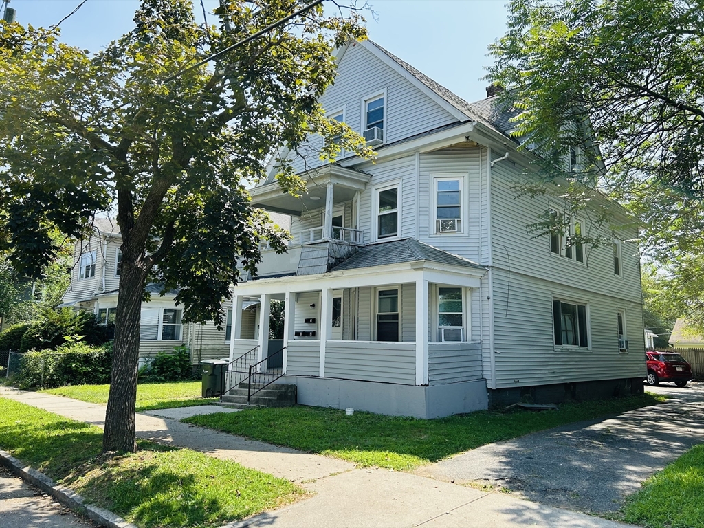 31 Denton Circle, Springfield, Massachusetts, 5 Bedrooms Bedrooms, 8 Rooms Rooms,3 BathroomsBathrooms,Residential Income,For Sale,Denton Circle,73383909