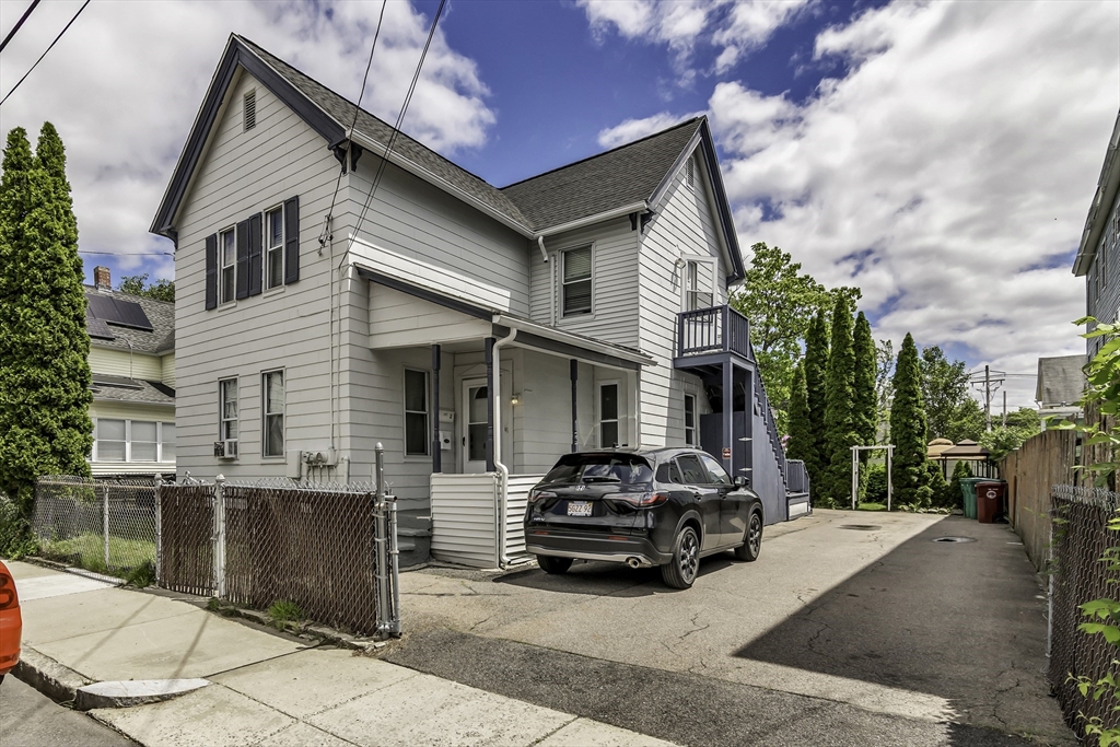87 Lilley Ave, Lowell, Massachusetts, 5 Bedrooms Bedrooms, 10 Rooms Rooms,2 BathroomsBathrooms,Residential Income,For Sale,Lilley Ave,73397049