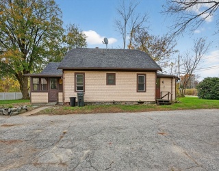 383 Vinnicum Rd, Swansea, Massachusetts, 3 Bedrooms Bedrooms, 6 Rooms Rooms,1 BathroomBathrooms,Residential,For Sale,Vinnicum Rd,73453166