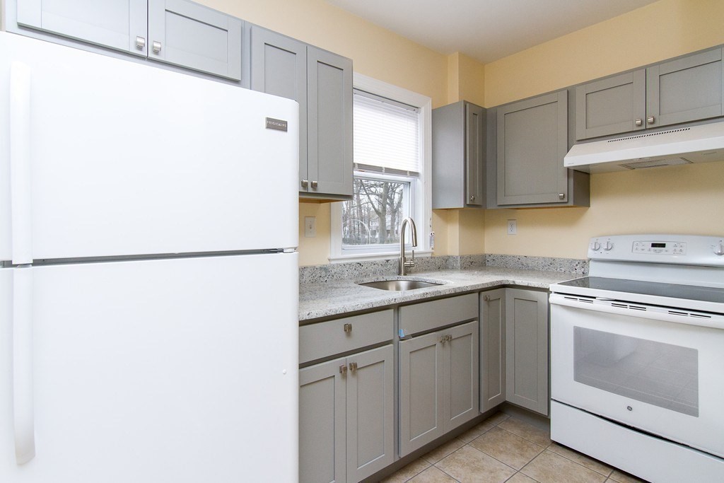 3 Atlantic Ave, Attleboro, Massachusetts, 3 Bedrooms Bedrooms, 5 Rooms Rooms,1 BathroomBathrooms,Residential Lease,For Rent,Atlantic Ave,73464163