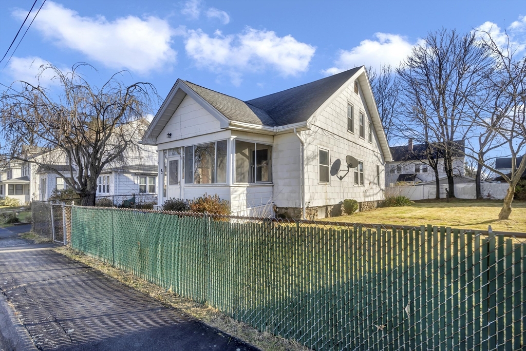 42 Arnodale Ave., Holyoke, Massachusetts, 3 Bedrooms Bedrooms, 6 Rooms Rooms,2 BathroomsBathrooms,Residential,For Sale,Arnodale Ave.,73457750