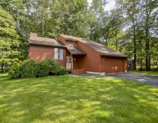 27 Bunker Cir, East Longmeadow, Massachusetts, 3 Bedrooms Bedrooms, 7 Rooms Rooms,2.5 BathroomsBathrooms,Residential Lease,For Rent,Bunker Cir,73424821