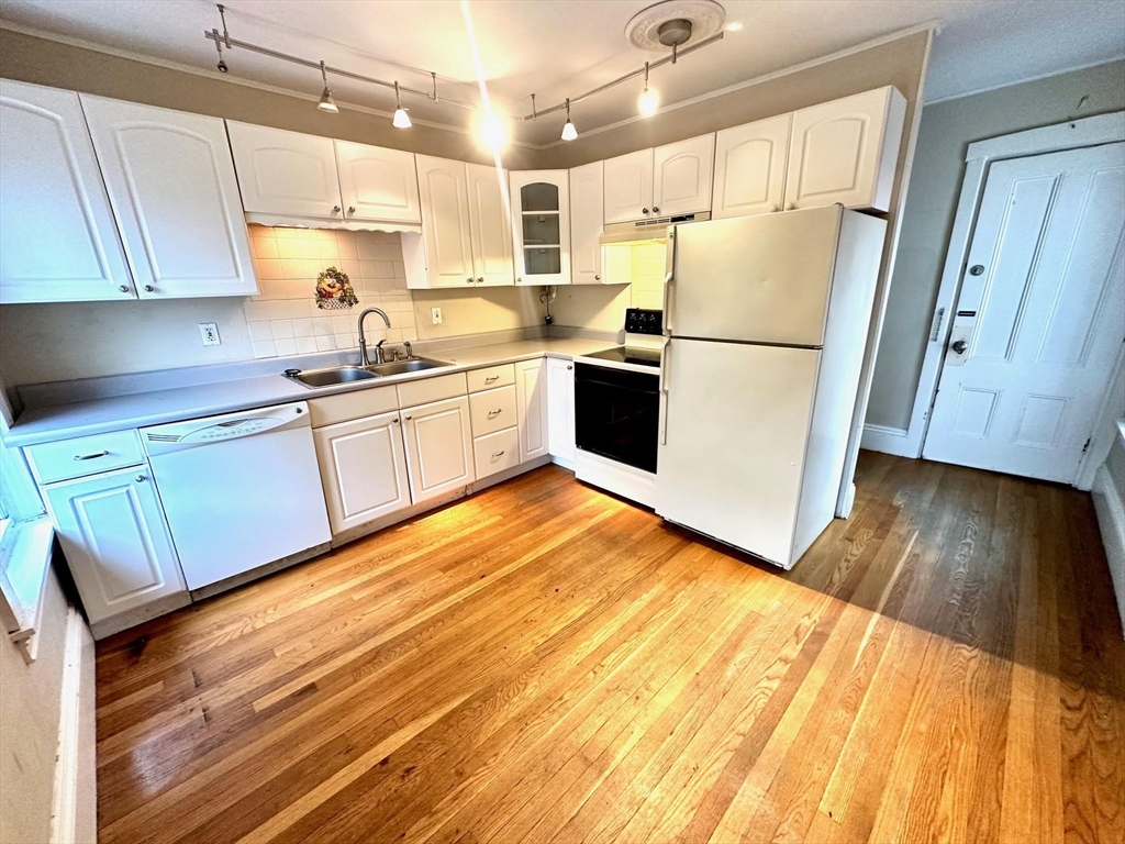 6 Grant St, Natick, Massachusetts, 2 Bedrooms Bedrooms, 4 Rooms Rooms,1 BathroomBathrooms,Residential Lease,For Rent,Grant St,73464472