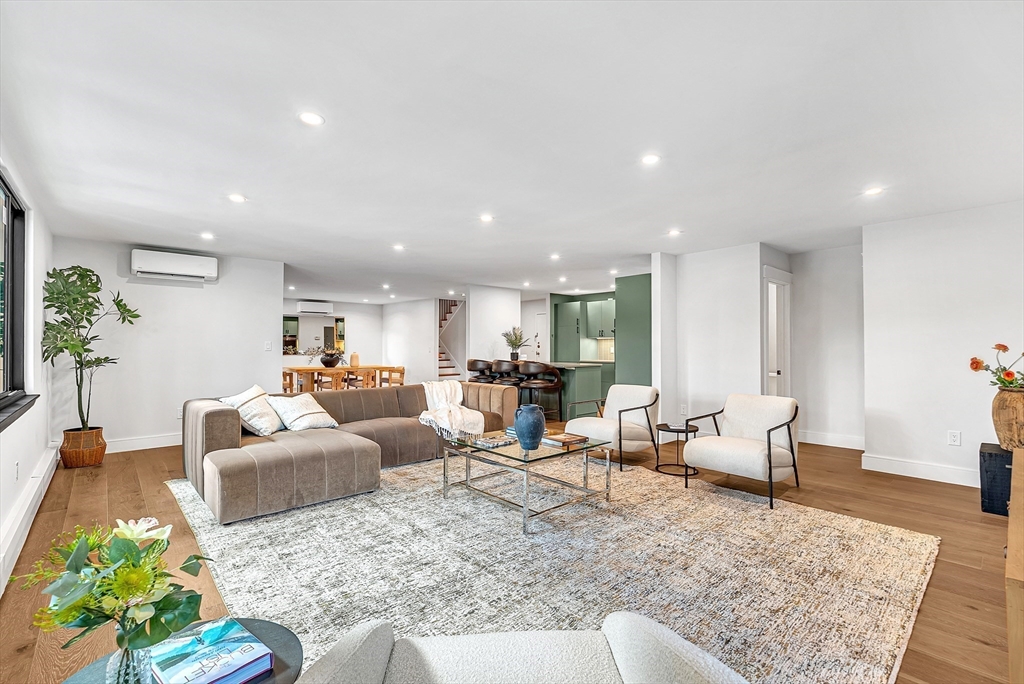 935 Washington St, Newton, Massachusetts, 3 Bedrooms Bedrooms, 6 Rooms Rooms,2.5 BathroomsBathrooms,Residential,For Sale,Washington St,73464498