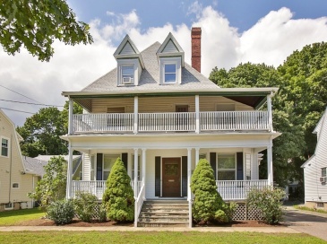 1601 Centre St, Newton, Massachusetts, 4 Bedrooms Bedrooms, 9 Rooms Rooms,2 BathroomsBathrooms,Residential Lease,For Rent,Centre St,73464686