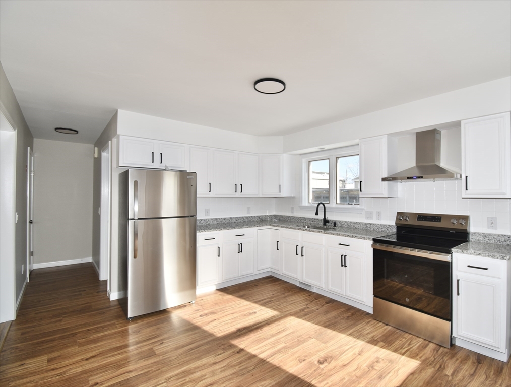 72 Center St, Holyoke, Massachusetts, 3 Bedrooms Bedrooms, 7 Rooms Rooms,1.5 BathroomsBathrooms,Residential Lease,For Rent,Center St,73464832