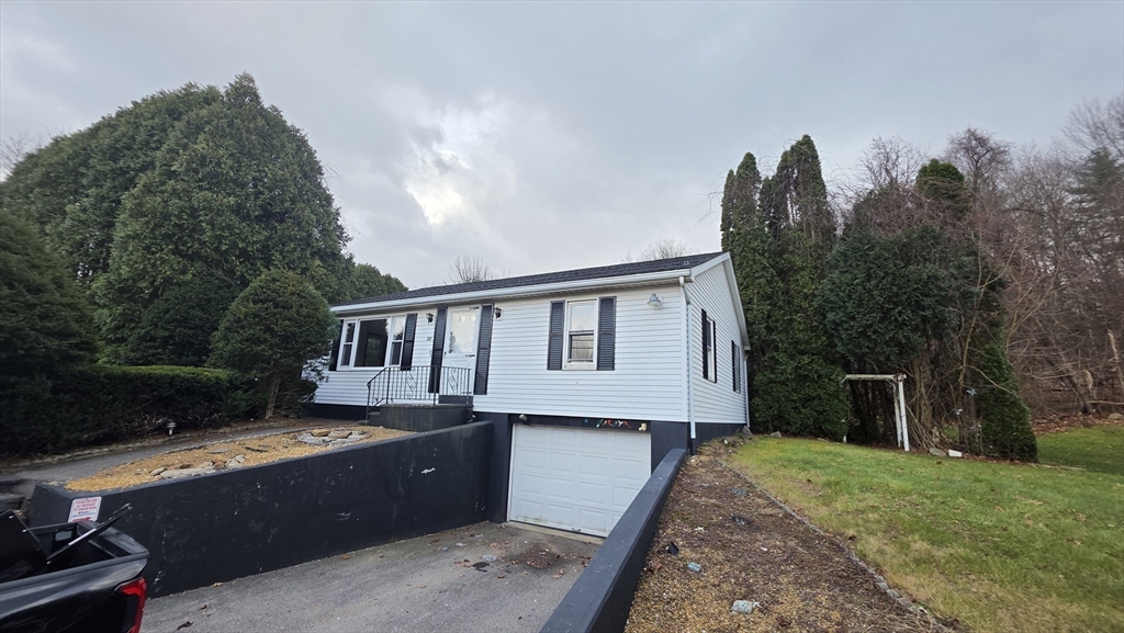 13 E Brookfield Rd, North Brookfield, Massachusetts, 3 Bedrooms Bedrooms, 5 Rooms Rooms,2 BathroomsBathrooms,Residential,For Sale,E Brookfield Rd,73464866