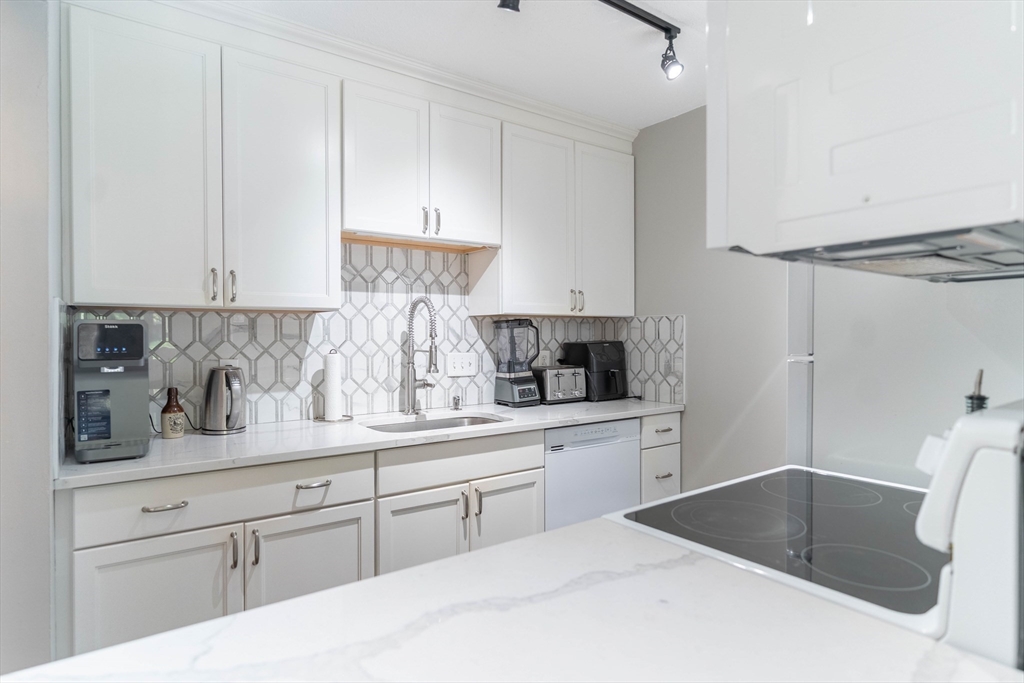 144 Marble, Stoneham, Massachusetts, 1 Bedroom Bedrooms, 4 Rooms Rooms,1 BathroomBathrooms,Residential Lease,For Rent,Marble,73455365