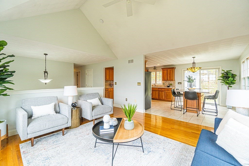 32 Waltham St, Woburn, Massachusetts, 3 Bedrooms Bedrooms, 6 Rooms Rooms,2 BathroomsBathrooms,Residential Lease,For Rent,Waltham St,73457326