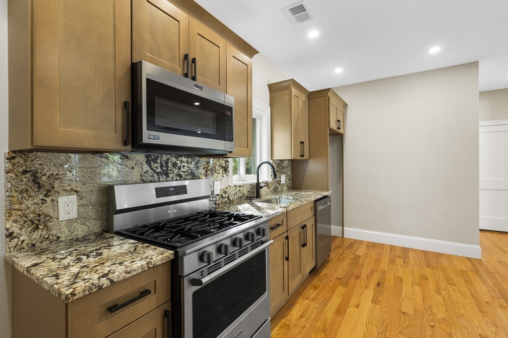 31 Woodale Ave, Boston, Massachusetts, 3 Bedrooms Bedrooms, 5 Rooms Rooms,1 BathroomBathrooms,Residential Lease,For Rent,Woodale Ave,73464999